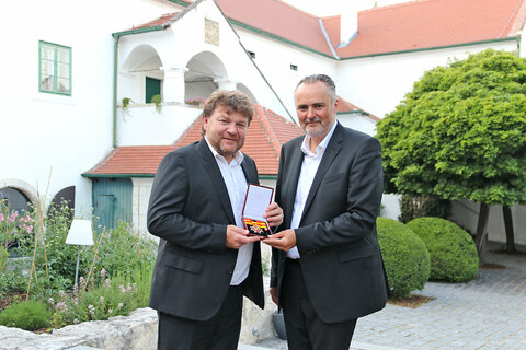 LH Hans Hans Peter Doskozil mit Albert Gesellmann, der die Auszeichnung für seinen Vater Engelbert entgegennahm