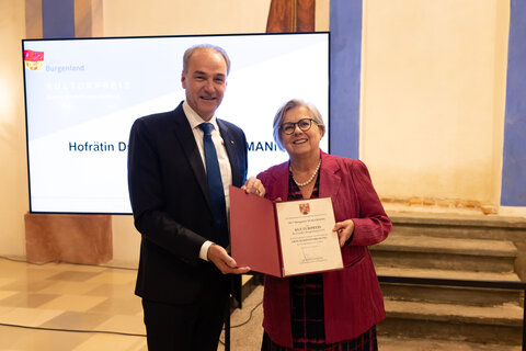 Landesrat Leonhard Schneemann mit der Preisträgerin HRin Dr.in Margarete Wallmann