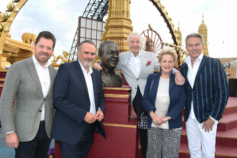 Mit einer Bronzebüste in Mörbisch hat sich das Land Burgenland vor zwei Jahren nochmals bei Harald Serafin für sein Wirken bedankt.