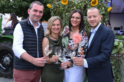 Wein Burgenland-Obmann Herbert Oschep, Bürgermeisterin Bettina Zentgraf, Landeshauptmann-Stellvertreterin Astrid Eisenkopf und Nationalrat, Bürgermeister Maximilian Köllner (v.l.) stießen auf den gelungenen Abend bei den Weinfesttagen an.