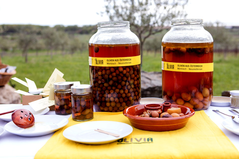 Eingelegte Oliven in Olivenöl von Franz Günther und Sabina Haider.