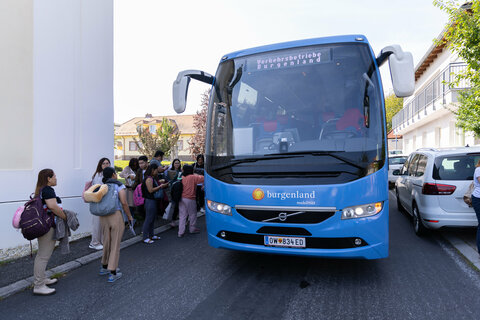 Die ersten Pflegekräfte bei ihrer Ankunft.