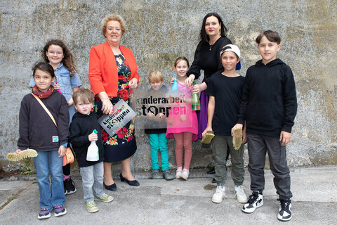 Landeshauptmann-Stellvertreterin Astrid Eisenkopf und Landtagspräsidentin Verena Dunst schufen gemeinsam mit Kindern der Jungschar Breitenbrunn Reverse Graffitis Rahmen der Kampagne „Kinderarbeit stoppen“ der Dreikönigsaktion