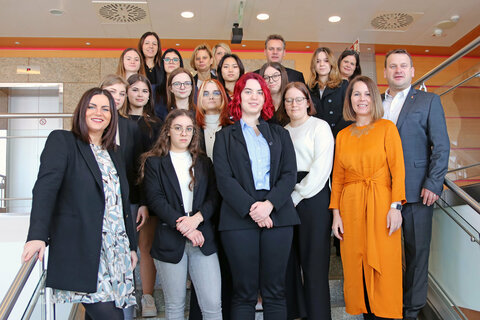 Landeshauptmannstellvertreterin Eisenkopf mit HTL Schülerinnen bei der Burgenland Energie