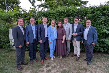 Gruppenbild vom Festakt mit (v.l.n.r) Bgm. Paul Fercsak (Frankenau-Unterpullendorf), LAbg. Bgm. Jürgen Karall (Markt St. Martin), Bgm. Martin Karall (Großwarasdorf), Landesrätin Daniela Winkler, Direktorin ZMS Großwarasdorf Elvira Heisinger, Bildungsdirektor Alfred Lehner, NR-Abg. Christoph Zarits, Bgm. Christian Balogh (Nikitsch).