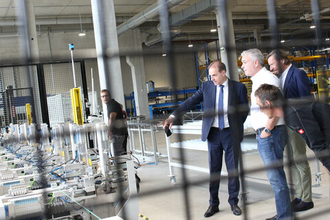 Wirtschaftslanderat Leonhard Schneemann beim Besichtigen des Betriebs mit Eigentümer Edgar Stameseder (r.), Bürgermeister Kurt Maczek (2 v.l.) und Betriebsleiter Rene Schermann.