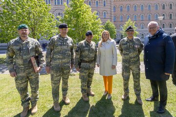 Gruppenbild (v.l.) Vizeleutnant Markus Höttinger, Institut Jäger, Heerestruppenschule, Brigadier Herbert Sailer, Leiter der Abteilung operative Einsatzplanung bei der Direktion 1 im Bundesministerium für Landesverteidigung, Oberst des Generalstabsdienstes Dieter Schadenböck, Kommandant Heerestruppenschule, Landesrätin Daniela Winkler, Oberst Hans Otto Hrbek, Leiter Institut Panzer & Panzergrenadier, Heerestruppenschule und LAbg. Bürgermeister Thomas Steiner.1