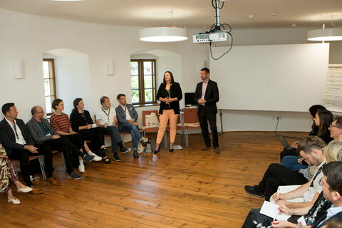 Landeshauptmann-Stellvertreterin Mag.a Astrid Eisenkopf eröffnete gemeinsam mit Direktor Moritz Ehrmann vom Austrian Centre for Peace (ACP, Friedenszentrum in Stadtschlaining) den Workshop „Klima zum Mitmachen".