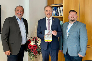 Soziallandesrat Dr. Leonhard Schneemann mit Bezirkshauptmann WHR Mag. Peter Bubik und Pflege- und Sozialberater Martin Jany, Soziale Dienste Burgenland, auf der BH Oberwart