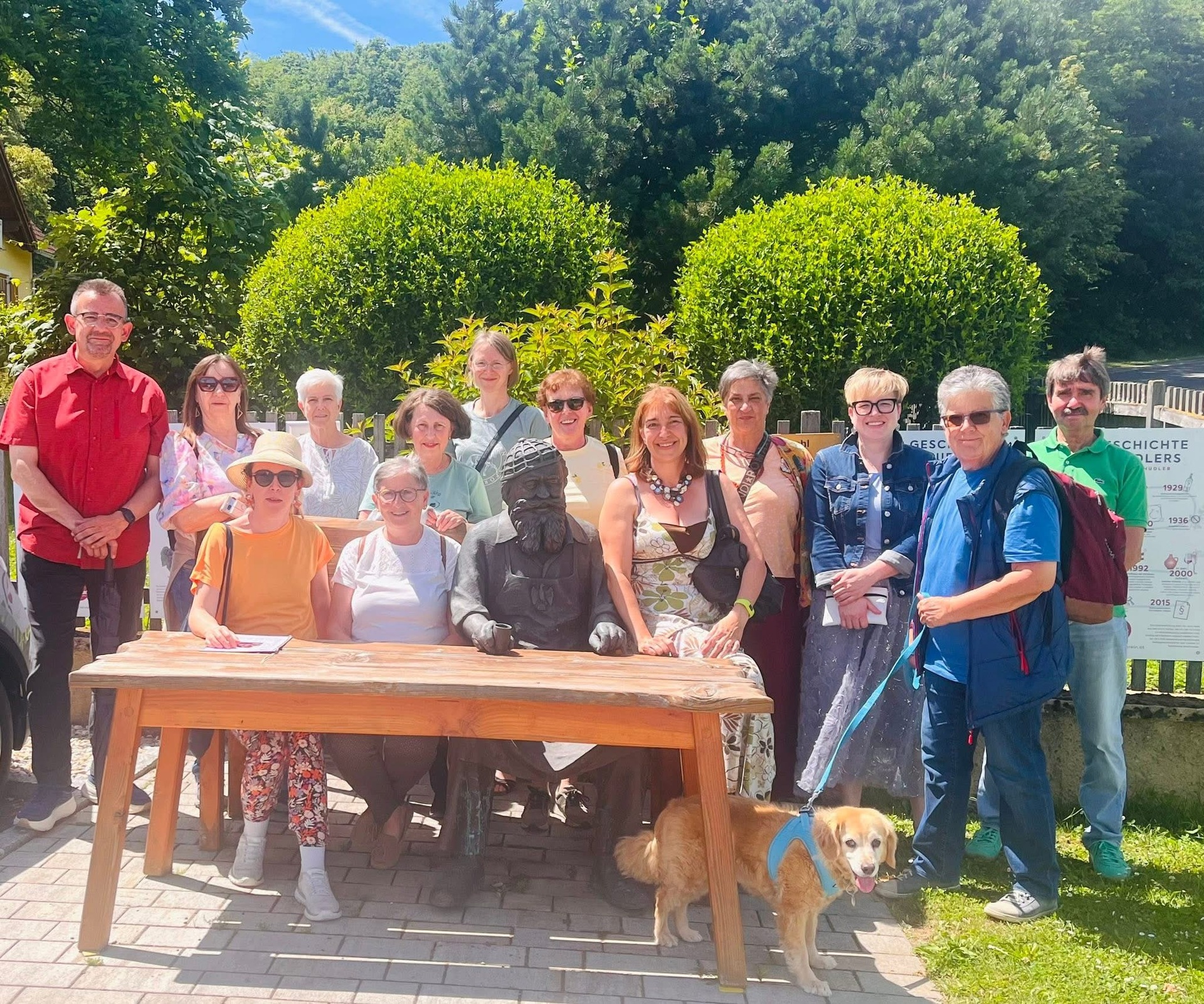 Nach der Begrüßung durch den Bürgermeister blieb natürlich auch Zeit für das, was unsere Büchereiarbeit ausmacht: Austausch, neue Ideen und Neuigkeiten aus der Büchereiszene. Besonders gefreut hat uns, Kolleg:innen für mehr als 25 Jahre Engagement im Büchereiwesen zu ehren.
