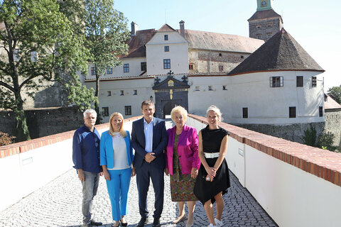 Kinder- und Jugendanwalt Mag. Christian Reumann, Bildungslandesrätin Mag.a (FH) Daniela Winkler, HS-Prof. Mag. Dr. Klaus Novak, Leitung Institut für Fortbildung und Beratung (PPH, Private Pädagogische Hochschule Burgenland), Landtagsabgeordnete Verena Dunst und Mag.a Ursula Gamauf-Eberhardt, MA (Austrian Centre for Peace Schlaining, ACP) vor der Burg Schlaining.