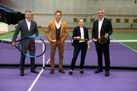 Sporthotel Kurz-Chef und BTV-Präsident (Burgenländischer Tennisverband) Günter Kurz, Geschäftsführer Mag. Anton Beretzki (Sport Burgenland GmbH), Sportstaatssekretärin MMag.a Michaela Schmidt und Sportlandesrat Mag. Heinrich Dorner (v.l.) besuchten auch die Tennishalle im Innenbereich.