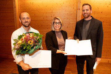 Geschäftsführerin Claudia Priber (KBB / Kultur Betriebe Burgenland) überreichte den Preis an Bauherr Jacobus van Hoorne und Architekt Gilbert Berthold.