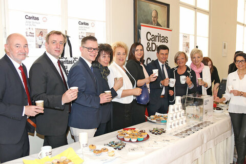 Kaffee trinken für eine Spende zugunsten der Caritas-Aktion „Coffee to help“: v.l.: LAbg. Peter Heger, LAbg. Christian Drobits, KO LAbg. Géza Molnàr, LT-Präs.in Ilse Benkö, LT-Präs.in Verena Dunst, LRin Mag.a Astrid Eisenkopf, LR Christian Illedits, KO LAbg. Ingrid Salamon, LAbg. Doris Prohaska, Caritas-Direktorin Mag.a. Edith Pinter