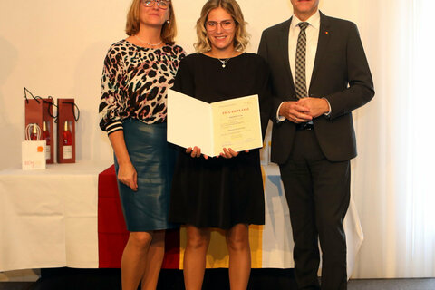 Direktorin DGKP Gabriele Ehrenhöfer (l., Gesundheits- und Krankenpflegeschule Oberwart, KRAGES) und Landesrat Dr. Leonhard Schneemann (r.) mit Pflegefachassistentin Viola Kropf (Mitte);