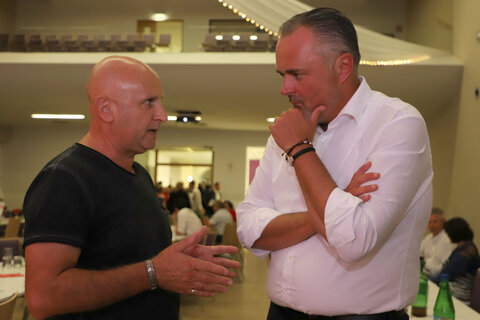 Landeshauptmann Hans Peter Doskozil im Anschluss nach der Diskussion im Gespräch mit Besuchern