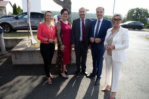 2. Vizebürgermeisterin Mag.a Olivia Kaiser, Miedlingsdorfs Ortsvorsteherin Klaudia Fritz, Bürgermeister Ing. Harald Kahr, Landesrat Dr. Leonhard Schneemann und Landtagsabgeordnete, Gemeinderätin Doris Prohaska (v.l.).