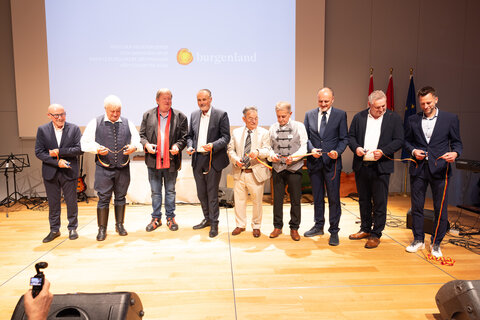Als gemeinsamer Auftakt für ein neues Kapitel wurde bei der feierlichen Eröffnung des Hauses der Volksgruppen in Oberwart das symbolische Band durchtrennt.