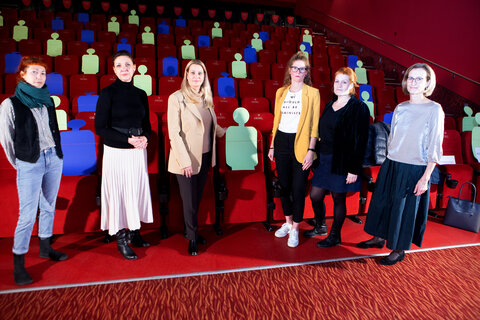 Landesrätin Mag.a (FH) Daniela Winkler (3.v.l.) eröffnete den Abend im Dieselkino Oberwart.