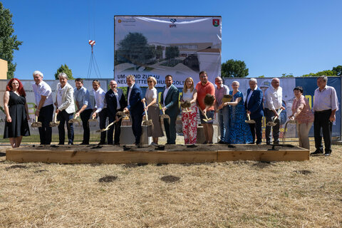 Bildungslandesrätin Daniela Winkler und der Golser Bürgermeister LAbg. Kilian Brandstätter (Mitte) mit den Ehrengästen beim Spatenstich zum Um- und Zubau der Mittelschule Gols