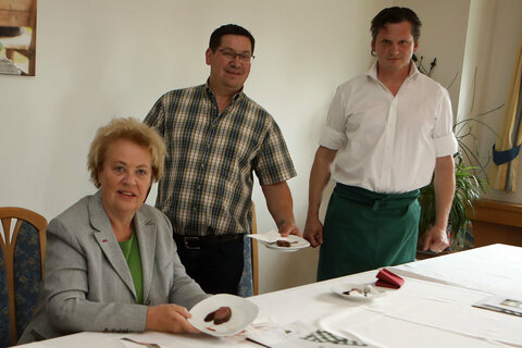 Gastwirt und Jäger Mathias Mirth und Dipl. Tierarzt und Jäger Bernhard Takacs (v.l.) verkosteten gemeinsam mit Landtagspräsidentin Verena Dunst (l.) das Wild.