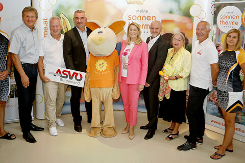 Tamas Öri (l.) und Gabriela Györei (r.) von der "Sunny Bunny´s Swim Academy in Lutzmannsburg sowie Geschäftsführer Mag. Werner Cerutti (Sonnentherme Lutzmannsburg-Frankenau), ASKÖ Burgenland-Präsident Ing. Robert Zsifkovits, Sport-Landesrat Mag. Heinrich Dorner, Maskottchen, Bildungs-Landesrätin Mag.a (FH) Daniela Winkler, Bildungsdirektor Mag. Heinz Josef Zitz, SPORTUNION Burgenland-Präsidentin Karin Ofner und ASKÖ Burgenland-Landesgeschäftsführer Andreas Ponic (v.l.).