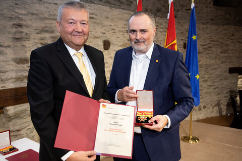 Unternehmer Bernhard Loidl aus Lafnitz nahm das Komturkreuz des Landes Burgenland von Landeshauptmann Hans Peter Doskozil entgegen.