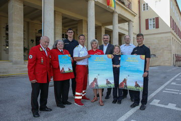 Ankündigung der "We are Heroes" - Aktion 2023 / (v.l.) Österreichische Rettungshundebrigade Landesleiter Hans Moser, Rosa Moser, Felix Jelleschitz (Feuerwehrjugend), Alexander Granitz (Österreichische Wasserrettung Landesverband Burgenland), Krystyna Sowula (Jugend Rotkreuz), Landesrat Heinrich Dorner, Maria Mitrovits (Jugendfeuerwehr), Markus Wessely (Bgld. Landesfeuerwehrverband) und Luca Schimetits (Jugendfeuerwehr).