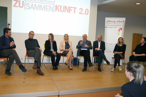 Im Rahmen einer Gesprächsrunde diskutierten der Kinderchirurg und Kabarettist Omar Sarsam, Henri Julius, Professor am Lehrstuhl für Pädagogik mit dem Förderschwerpunkt sozial-emotionale Entwicklung an der Universität Rostock, PH Burgenland-Rektorin Sabine Weisz, Bildungslandesrätin Daniela Winker, Moderator Walter Reiss, Bildungsdirektor Heinz Josef Zitz, Elementarpädagogin Karin Bach und die Leiterin des Referats Kindergarten im Amt der Bgld. Landesregierung, Gerda Konrath, ihre persönlichen Bezüge sowie künftige Entwicklungen zum Thema Inklusion und Mehrsprachigkeit