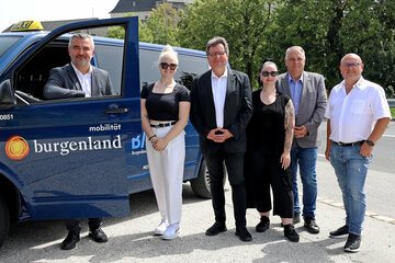 Landesrat Heinrich Dorner präsentiert das Sammeltaxi für den Bezirk mattersburg