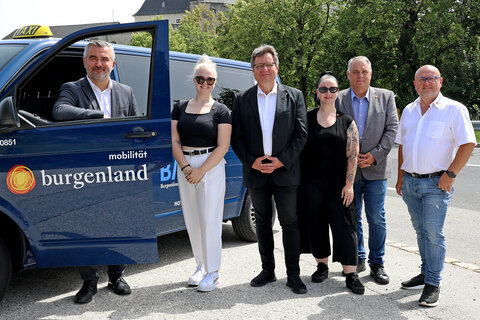 Landesrat Heinrich Dorner präsentiert das Sammeltaxi für den Bezirk mattersburg