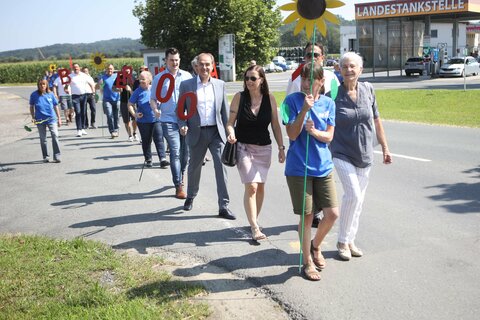Aufstellung der 100 Jahre Burgenland-Tafel am Kreisverkehr in Rudersdorf