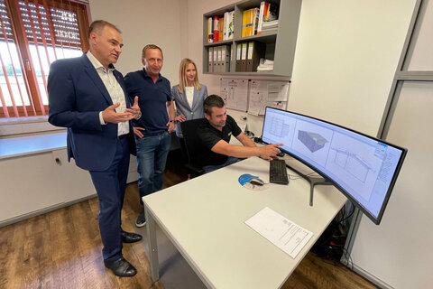 Landesrat Dr. Leonhard Schneemann besuchte die Firma Holzbau Strobl in Deutsch Kaltenbrunn.