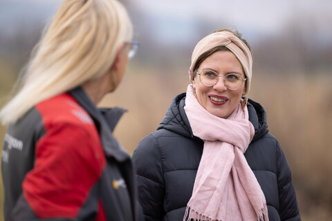Landeshauptmann-Stellvertreterin Anja Haider-Wallner mit Silvia Strauch beim Besuch des Bibermanagements des Naturschutzbunds Burgenland in Eisenstadt
