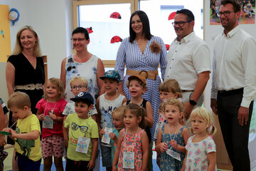 Landeshauptmann-Stellvertreterin Astrid Eisenkopf, Bürgermeister Ernst Edelmann (2.v.r.), LAbg. Bgm.in Rita Stenger (l.), Vizebgm. Thomas Menitz (r.) und Kindergartenleiterin Michaela Rysavy mit Kindergartenkindern bei der Eröffnung