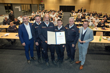 Landesrat Heinrich Dorner überreichte im Auftrag des Landes Niederösterreich eine Urkunde für Dank und Anerkennung im Rahmen der Hochwasserkatastrophe 2024 an das Landesfeuerwehrkommando: Am Foto von links: Landesfeuerwehrreferent, Landesrat Mag. Heinrich Dorner, Landesfeuerwehrdirektor DI (FH) Sven Karner, MSc, Landesfeuerwehrkommandant Ing. Franz Kropf, Landesfeuerwehrkommandant-Stellvertreter Harald Josef Nakovich, Landesfeuerwehrkommandant-Stellvertreter Martin Reidl und Neutals Bürgermeister Erich Trummer.