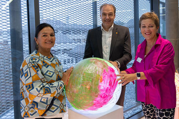 Landesrat Leonhard Schneemann mit Künstlerin Andrea Ochsenhofer (links im Bild) und pro mente Burgenland Obfrau und Geschäftsführerin Eva Blagusz mit einem der ausgestellten Kunstwerke.
