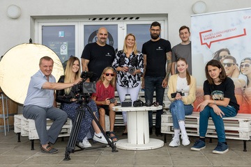 Bürgermeister Michael Lampel (links vorne, sitzend)l, Thomas (Factory16), Landesrätin Daniela Winkler (Mitte, hinten), Michael (Factory 16) und Tim Ptacek  (LJR Burgenland) mit Teilnehmerinnen und Teilnehmern des Workshops in Neufeld.
