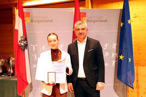 Landesrat Heinrich Dorner mit Katharina Mezgolits; Speedskating Team UNION Eisenstadt (Landessportehrenzeichens in Gold, Kategorie: SportlerInnen)