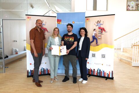 Bildungslandesrätin Daniela Winkler, Daniel Karacsonyi, Projektkoordinator und Christine Schlaffer, SQM für Oberpullendorf bei der Übergabe des Lesegütesiegels.