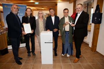 Im Jahr 2009 wurde der Origami-Kranich von Masahiro Sasaki auf die Burg nach Schlaining gebracht. Seitdem ist er dort ausgestellt. Die Autoren Christian und Irmgard Mitterecker verfassten ein Buch über die Geschichte des Origami-Kranich, Dr. Diethard Leopold fungiert als Ehrenpräsident der österreichisch-japanischen Gesellschaft als Bindeglied zwischen Japan und Schlaining. Auf dem Foto: Landeshauptmann Mag. Hans Peter Doskozil (r.) mit Bürgermeister Mag. Markus Szelinger, Christian und Irmgard Mitterecker, Friedensburg Schlaining-Standortleiter Mag. Norbert Darabos und Dr. Diethard Leopold (v.l.) mit dem Kranich, der 2009 nach Schlaining gebracht wurde.