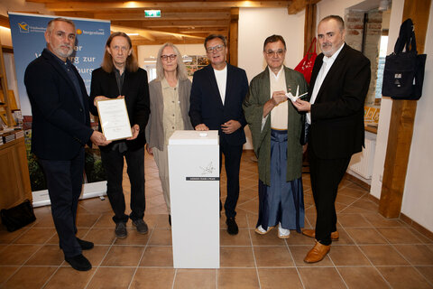 Im Jahr 2009 wurde der Origami-Kranich von Masahiro Sasaki auf die Burg nach Schlaining gebracht. Seitdem ist er dort ausgestellt. Die Autoren Christian und Irmgard Mitterecker verfassten ein Buch über die Geschichte des Origami-Kranich, Dr. Diethard Leopold fungiert als Ehrenpräsident der österreichisch-japanischen Gesellschaft als Bindeglied zwischen Japan und Schlaining. Auf dem Foto: Landeshauptmann Mag. Hans Peter Doskozil (r.) mit Bürgermeister Mag. Markus Szelinger, Christian und Irmgard Mitterecker, Friedensburg Schlaining-Standortleiter Mag. Norbert Darabos und Dr. Diethard Leopold (v.l.) mit dem Kranich, der 2009 nach Schlaining gebracht wurde.