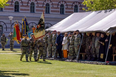 Der Fahnentrupp des Bundesheeres marschiert im Rahmen des Festaktes an den Gästen vorbei.