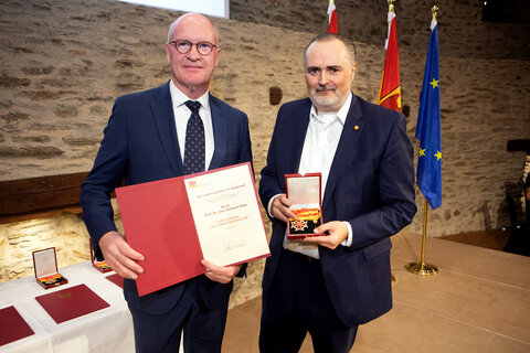 Landeshauptmann Hans Peter Doskozil gratulierte dem HNO-Arzt und Leiter der Universitätsklinik Leipzig, Andreas Dietz und überreichte ihm das Komturkreuz.