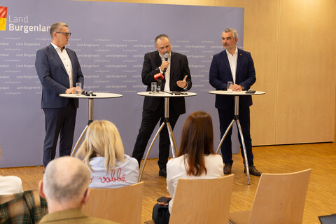 Landeshauptmann Hans Peter Doskozil kündigte gemeinsam mit Wohnbaulandesrat Heinrich Dorner und dem Landesgruppenobmann der Gemeinnützigen Bauvereinigungen, Alfred Kollar, den nächsten Schritt zur Entlastung der Burgenländerinnen und Burgenländer und den Ausbau der Maßnahmen für leistbares Wohnen an.