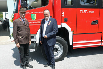Landeshauptmann Hans Peter Doskozil gratulierte Feuerwehrkommandant Hauptbrandinspektor (HBI) Harald Holemar zum Jubiläum und zum neuen Tanklöschfahrzeug TLFA 3000.