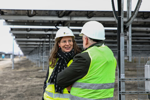 Landeshauptmann-Stellvertreterin Anja Haider-Wallner im Gespräch mit DI Matthias Grün, Vorsitzender des Vorstandes Esterhazy Betriebe AG