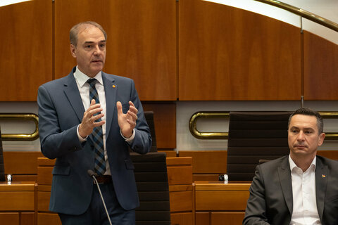 Landesrat Dr. Leonhard Schneemann spricht bei der Prämierung der besten Projektideen im Rahmen der Initiative „Burgenland Innovationsfit“ im Landtagssitzungssaal.