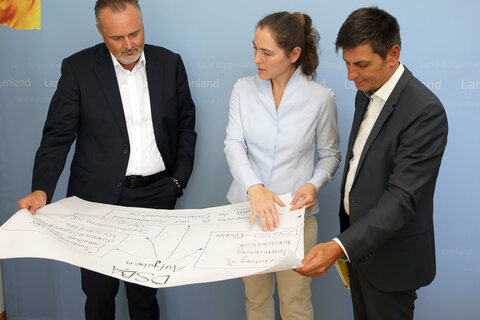 Landeshauptmann Hans Peter Doskozil und Gemeindereferent Landesrat Christian Illedits mit Mag.a Dr.in Barbara Zechmeister