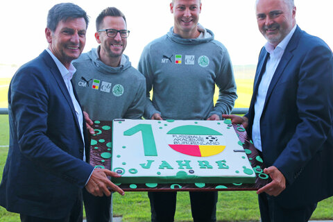 Auch das zehnjährige Bestehen der Fußballakademie Burgenland wurde mit einer Torte, gehalten von Landesrat Christian Illedits, Oliver Snurer, dem Geschäftsführer der Fußballakademie Burgenland, dem Sportlichen Leiter und U15-Trainer Manuel Takacs sow